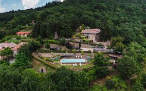 uma vista aérea de uma casa numa montanha em Rifugium em Greve in Chianti