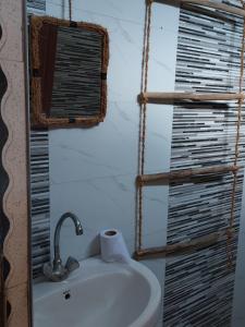 W łazience znajduje się umywalka i lustro. w obiekcie Nungwi beach house II w mieście Nungwi
