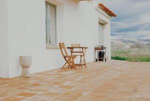 a patio with chairs and a table in a white building at La Morera in Alcaraz