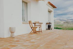 a patio with chairs and a table in a white building at La Morera in Alcaraz