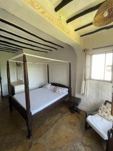 1 dormitorio con 2 literas y 2 ventanas en One bedroom holiday home malindi, en Malindi