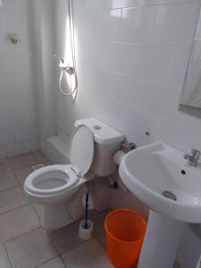 ein Bad mit einem WC und einem Waschbecken in der Unterkunft One bedroom holiday home malindi in Malindi
