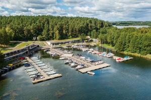 an aerial view of a marina with boats in the water at LIKE LAKES Ukiel Park 10 przy plaży i lesie FV in Olsztyn