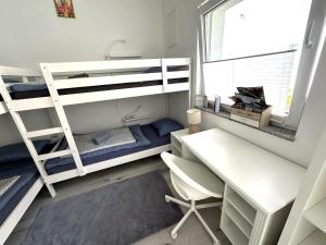 sypialnia z 2 łóżkami piętrowymi i biurkiem w obiekcie OM Yoga center w mieście Slovenska Bistrica