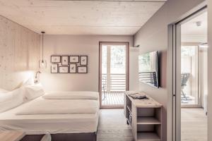 ElmenにあるBoutique Hotel LechZeitのベッドルーム1室(ベッド2台、テーブル付)