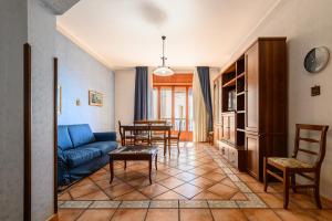een woonkamer met een blauwe bank en een tafel bij Maiori Apartment with terrace and sea view in Maiori