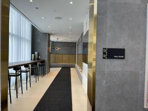 un couloir avec un bar dans un bâtiment dans l'établissement Family INN, à Vaughan