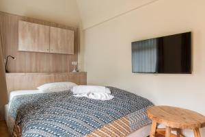 ein Schlafzimmer mit einem Bett mit zwei Kissen und einem Tisch in der Unterkunft Dat Lütthus in Ahrenshoop