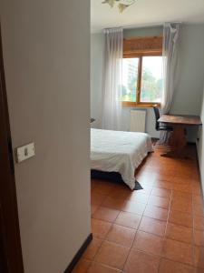 Ciamarra Rooms في روما: غرفة نوم بسرير ونافذة وطاولة