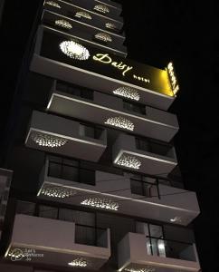 een hoog gebouw met een bord aan de zijkant bij Daisy Flower Nha Trang in Nha Trang