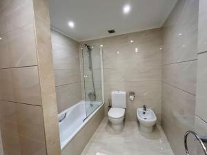 La salle de bains est pourvue de toilettes, d'une douche et d'un lavabo. dans l'établissement Casa Aurora ~ A Modern, welcoming apartment, à Jávea