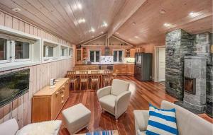 Großes Zimmer mit Küche und Wohnzimmer in der Unterkunft Beautiful Home In Trvikbygd With Wifi in Tyrvikbygd