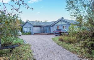 ein Haus mit einem davor geparkt in der Unterkunft Beautiful Home In Trvikbygd With Wifi in Tyrvikbygd