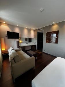 ein Wohnzimmer mit einem Sofa und einem Bett in der Unterkunft Axolute Comfort Hotel Como - Cantù in Cantù