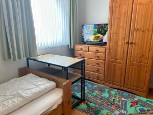 - une chambre avec une commode et un lit avec une table dans l'établissement 1006 - Haus Seesternweg, à Dahme