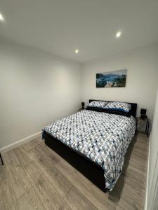um quarto com uma cama num quarto em Glenariff Forest Redwood Lodge em Glenariff