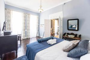 ein Schlafzimmer mit einem großen Bett mit einer blauen Decke in der Unterkunft Veloso Village Douro Valley by LovelyStay in Viseu