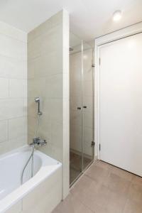 Das Bad ist mit einer Badewanne und einer Dusche ausgestattet. in der Unterkunft Designer-Maisonette im Industrie Chic 3,5 Zimmer in Zürich