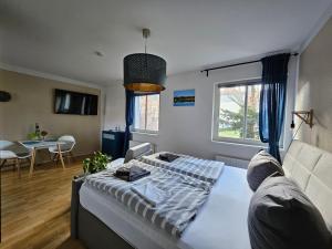 1 dormitorio con cama, sofá y mesa en Seepavillon Rheinsberg en Rheinsberg