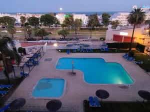 uma vista para uma piscina à noite em Albufeira INN - Casa da Piedade - Bellavista T1 em Albufeira