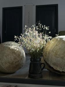 dos jarrones con flores en una mesa en Casa cu piscina Cheile Nerei, en Socolari