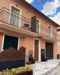 - un bâtiment avec un balcon muni d'une planche de surf dans l'établissement Agriturismo Agagin, à Agaggio Inferiore