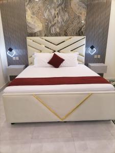 MY HOTEL AL YAQOT 3 POOLS VILLA - NIZWA في نزوى‎: غرفة نوم بسرير ابيض كبير مع مخدات بيضاء