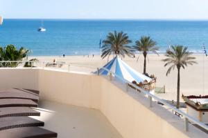 Blick auf den Strand vom Balkon eines Resorts in der Unterkunft Hôtel Mar I Cel & Spa in Canet-en-Roussillon