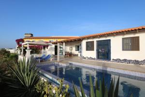 een huis met een zwembad voor een huis bij L' Ancora - Room With Exclusive Pool And Terrace in Palmeira