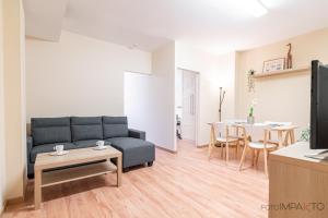 a living room with a couch and a table at Apartamento en Vista Alegre in Madrid