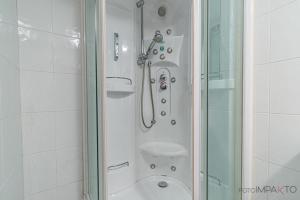 a shower in a bathroom with a glass door at Apartamento en Vista Alegre in Madrid
