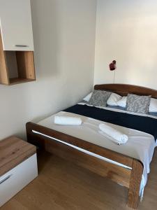Postel nebo postele na pokoji v ubytování Apartments Mia Pag