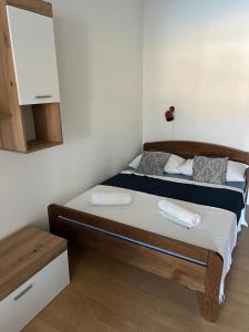 Postel nebo postele na pokoji v ubytování Apartments Mia Pag