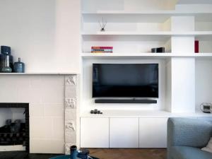 Una televisión o centro de entretenimiento en Cosy apartment for 2p-4p Ghent