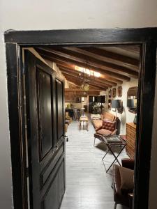 una puerta abierta a una habitación con sala de estar en Apartamentos Basilicus, en Zaragoza