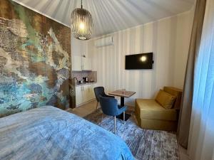 um quarto com uma cama, uma mesa e uma cadeira em AD BASANTE em Bosanski Šamac