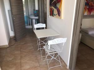 グラネッリにあるVilla Tellina Mare Lunaのシンク付きの客室で、テーブルと椅子が備わります。