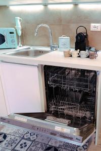 a dishwasher in a kitchen next to a sink at Casa Celeste in Monopoli
