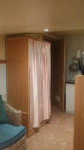 a room with a closet with a pink curtain at Coliving 54 Buhardilla Numero 3 in El Arrabal