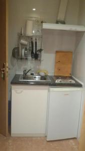 a small kitchen with a sink and a counter at Coliving 54 Buhardilla Numero 3 in El Arrabal