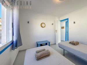 a room with two beds and a table and a window at ¡El Pescador - junto al mar! in Santa Pola