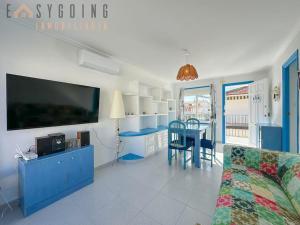 a living room with a tv and a couch and a table at ¡El Pescador - junto al mar! in Santa Pola