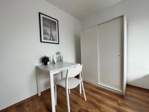 una mesa blanca y una silla en una habitación en Eterna Smart Living en Krefeld