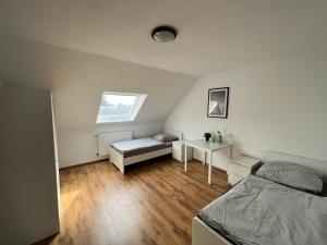 1 dormitorio con cama, mesa y ventana en Eterna Smart Living en Krefeld