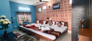 Hotel Anand LOK客房内的一张或多张床位