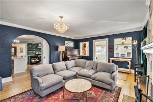 ein Wohnzimmer mit einem Sofa und einem Tisch in der Unterkunft Large Midtown Home With King Beds, Bunk Room, and Arcade in Omaha