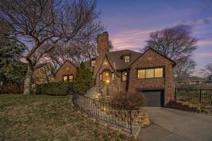 una casa in mattoni con garage nel cortile di Large Midtown Home With King Beds, Bunk Room, and Arcade a Omaha