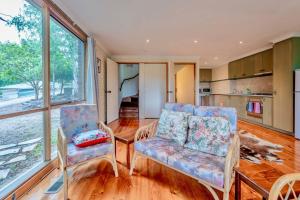 Wonga Park的住宿－Perfect View Retreat in Forest，客厅配有两把椅子和一张沙发