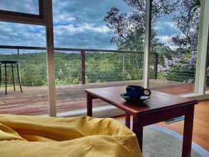 Perfect View Retreat in Forest的阳台或露台