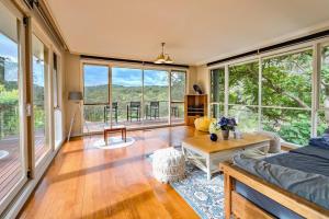 Perfect View Retreat in Forest的阳台或露台